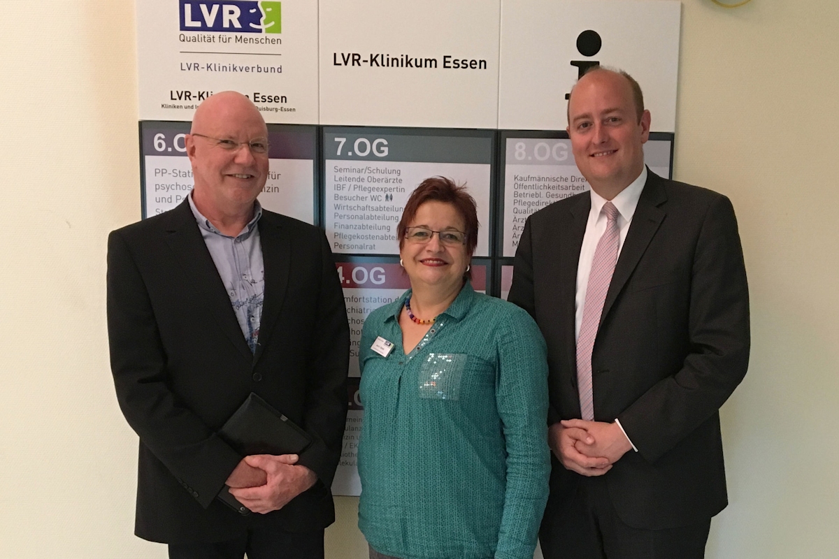 Matthias Hauer und Reiner Jungius mit der Vorstandsvorsitzenden des LVR-Klinikums in Essen